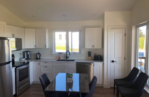 West Quaco Cottage | Cheerful 3 Bedroom Cottage with Views of the Caves and private Hot tub