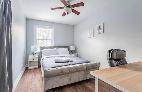 The Queensway Ski Chalet | Cheerful 3 Bedrooms Free Parking (Entire house)