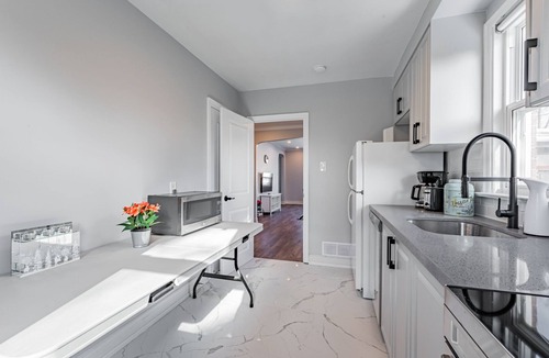 The Queensway House | Cheerful 4 Bed 2 Bath in Downtown Etobicoke