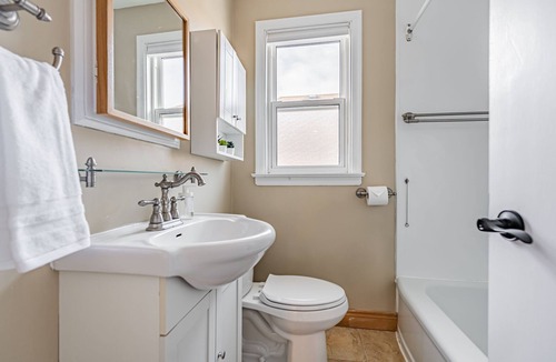 The Queensway House | Cheerful 4 Bed 2 Bath in Downtown Etobicoke