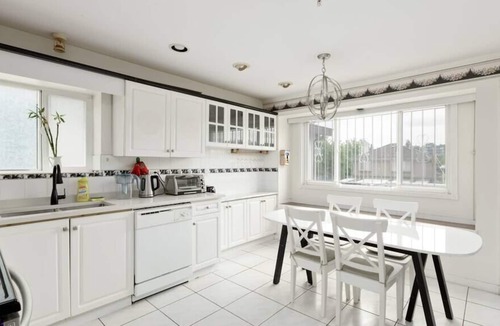 Renfrew-Collingwood House | Cheerful 5-bdrms home in Vancouver