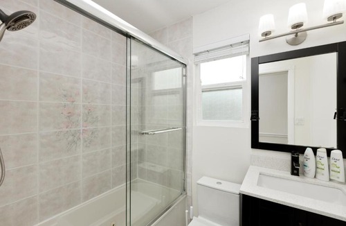 Renfrew-Collingwood Apartment | Cheerful 5-bdrms house in Vancouver