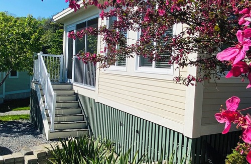 Cherry Valley Cottage | Cheerful Cottage Retreat in "The County" on East Lake resort with pool