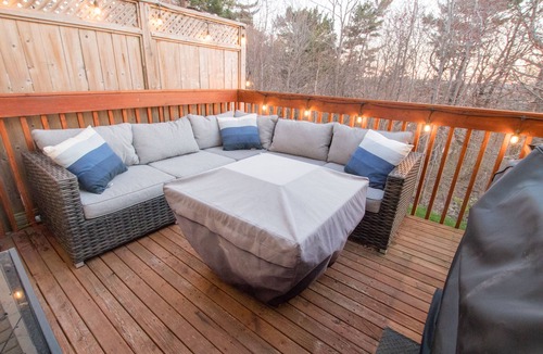 Dartmouth House | Cheerful home away from home in Dartmouth. Perfect for short term stays!