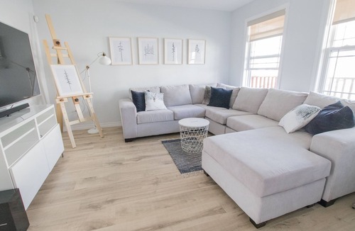 Dartmouth House | Cheerful home away from home in Dartmouth. Perfect for short term stays!