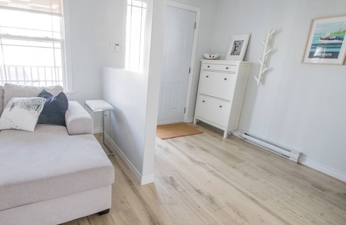 Dartmouth House | Cheerful home away from home in Dartmouth. Perfect for short term stays!