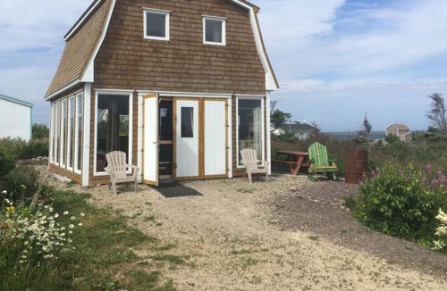 Grande-Entree House | CHÈRE SHED CHALET, with superb views of the bay of Grande-Entrée