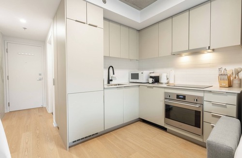 Latin Quarter Apartment | Chez Lisa | Gym | Patio & BBQ | TV & WIFI | AC