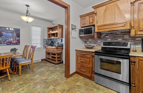 Terra Nova House | Chez Michele | 3 Bd | Parking | Yard