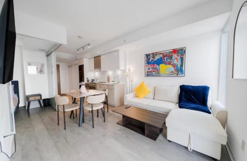 Garden District Apartment | Chic 2 Bedroom Close to Eaton Centre