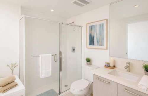 Downtown Eastside Apartment | Chic 2-Bedroom Getaway near Breweries and Local Cafés