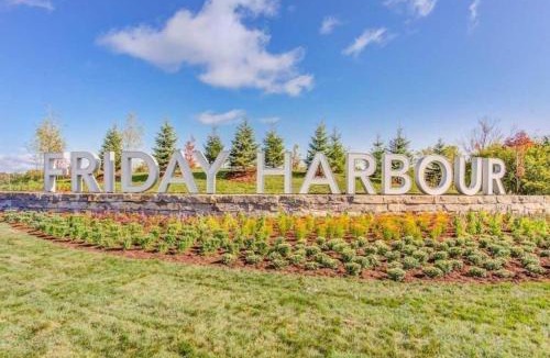 Innisfil Apartment | Chic 2BR with Patio - Pool - Hot Tub - BBQ - Friday Harbour