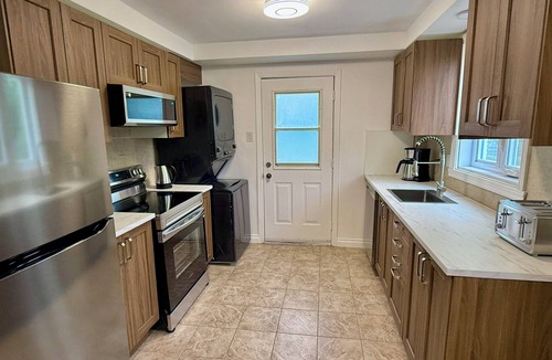 Laval-des-Rapides Apartment | Chic 3BR 5 Beds 5min walk to Metro Free Parking