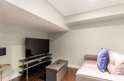Parkdale Apartment | Chic 3BR apartment in Queen West, Downtown Toronto