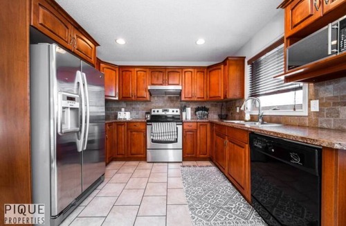Jasper Place House | Chic 3BR Modern Home - Wi-Fi - Netflix - Sleeps 8!