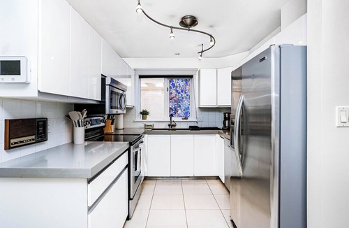 West Edmonton House | Chic Central 4BDRM Home-King Bed-AirHockey-Mins DT