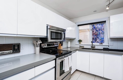 West Edmonton House | Chic Central 4BDRM Home-King Bed-AirHockey-Mins DT