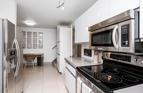 West Edmonton House | Chic Central 4BDRM Home-King Bed-AirHockey-Mins DT
