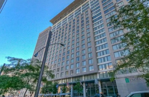 International District Condo | CHIC EXECUTIVE DOWNTOWN CONDO WITH FREE GARAGE PARKING NEAR THE OLD PORT !n