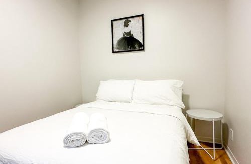Cote-Des-Neiges—Notre-Dame-De-Grace Apartment | Chic & Fully Furnished 2-Bedroom Apartment in Prestigious Westmount