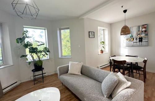 Cote-Des-Neiges—Notre-Dame-De-Grace Apartment | Chic & Fully Furnished 2-Bedroom Apartment in Prestigious Westmount