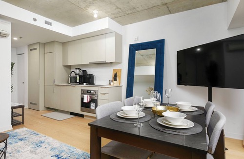 Quartier des Spectacles House | Chic Hideaway - Downtown Hotspot