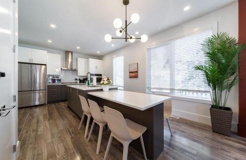 West Edmonton Apartment | Chic Hideaway-King Bed-Fireplace-DT-WEM-Garage