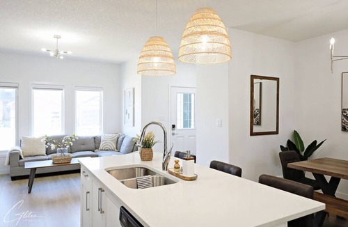 Southwest Edmonton House | Chic Modern Home|King Bed|Fireplace|Disney+