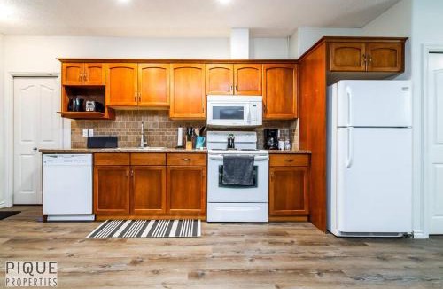 Jasper Place Apartment | Chic Modern Vibes - KING Bed - Fireplace - Sleeps 4 - Wifi