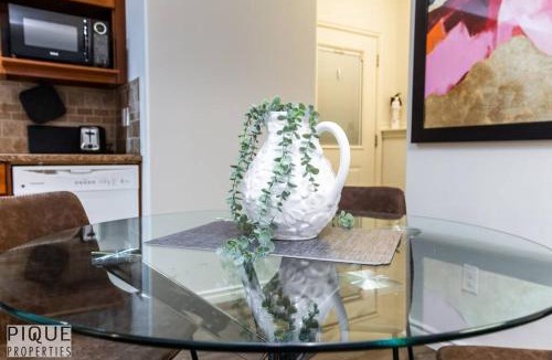 Jasper Place Apartment | Chic Modern Vibes - Sleeps 6 - Netfix - Wifi - Long Stays