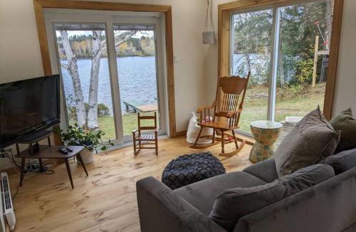 Saint-Honore Ski Chalet | Chic refuge sur le bord de l'eau et des sentiers motoneiges!