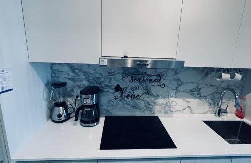 Vaughan House | Chic Retreat Pet & Smoke-Friendly, Balcony Views, Prime Location
