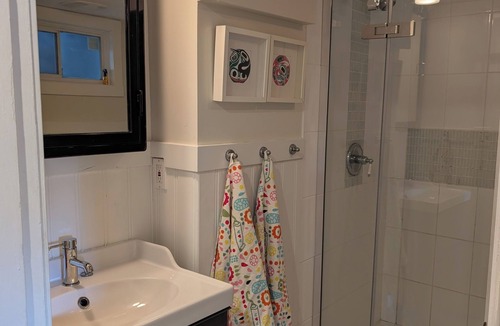 Riley Park Apartment | Chic Studio suite on Main St.: Explore Vancouver's vibrant culture & cuisine!