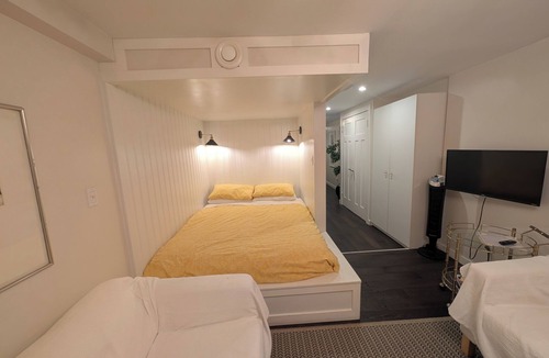 Riley Park Apartment | Chic Studio suite on Main St.: Explore Vancouver's vibrant culture & cuisine!