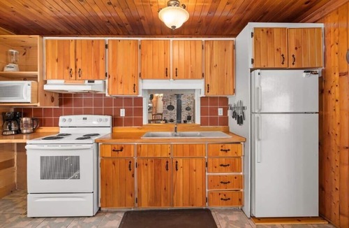 Hastings Highlands Cabin | Chico | Riverside | Massive Backyard | Fire Pit |