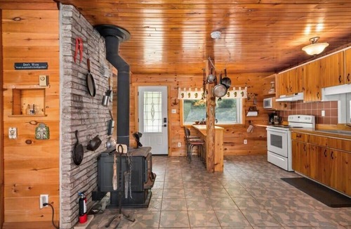 Hastings Highlands Cabin | Chico | Riverside | Massive Backyard | Fire Pit |