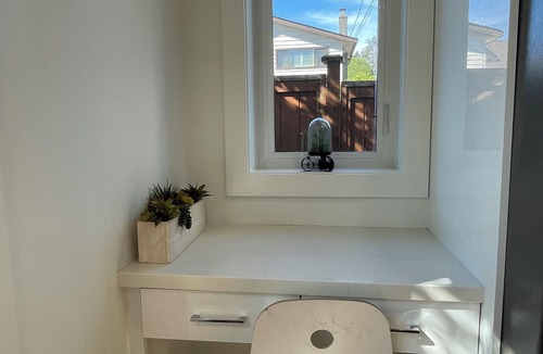 Oakridge House | ChicVilla New 3 bedrooms 2 baths private yard 8 min walk to Langara Canadaline