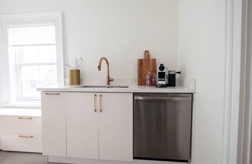 Port Dalhousie Apartment | Christie Corner I:Feel at home while you stay, eat and relax