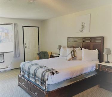 Christina Lake Hotel | Christina Lake Motel and RV Park