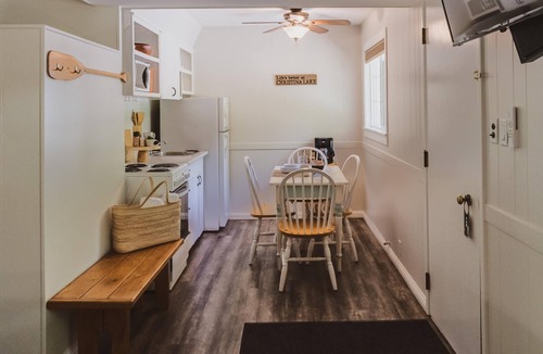 Christina Lake Hotel | Christina Lake Rustic & Roomy, Sleeps 4, Private Terrace -Beaches, Golf, Fishing