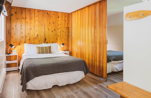 Christina Lake Hotel | Christina Lake Rustic & Roomy, Sleeps 4, Private Terrace -Beaches, Golf, Fishing