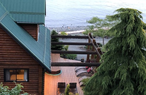 Regional District of Nanaimo House | Christmas/New Years SEA TO SKI Mt.washington Beach Log home slps 14