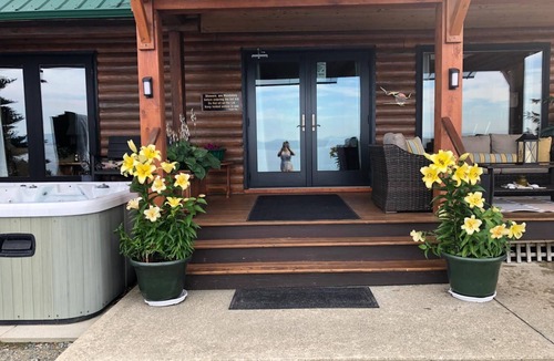 Regional District of Nanaimo House | Christmas/New Years SEA TO SKI Mt.washington Beach Log home slps 14