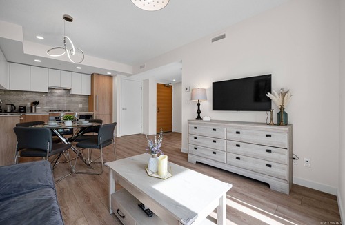 Richmond City Centre Apartment | City Center Brand New 1 Bedroom 4 Guests Apartment