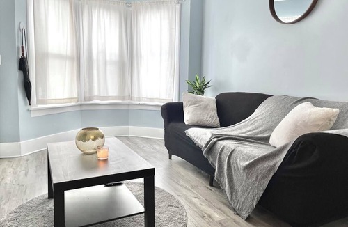 Walkerville Apartment | City Living Perfected: Spacious 1-Bedroom haven 5 min from the Riverside!