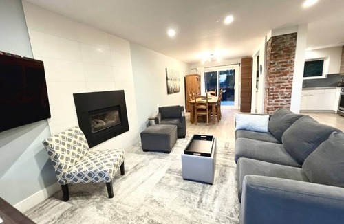 Upper Lonsdale House | City View Home-wi-fi, parking, decks, BBQ, W/D