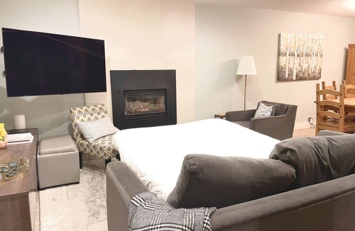 Upper Lonsdale House | City View Home-wi-fi, parking, decks, BBQ, W/D