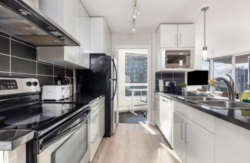 Crosstown Apartment | Cityview Condo with Pool and Workspace near Rogers Arena for 7