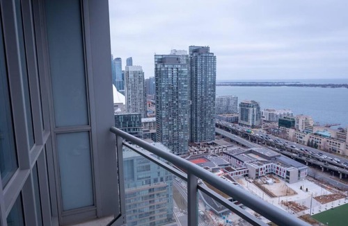 CityPlace Apartment | Classic Downtown Toronto Lakeview Condo With Free Parking