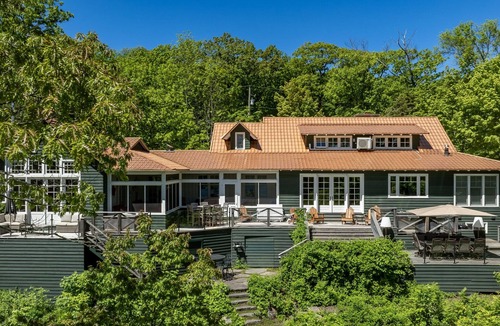 Muskoka Lakes Cottage | Classic Muskoka SE 231' Shore! 5 Bdrm+BH+Beach! New Sauna! Port Carling 5min.